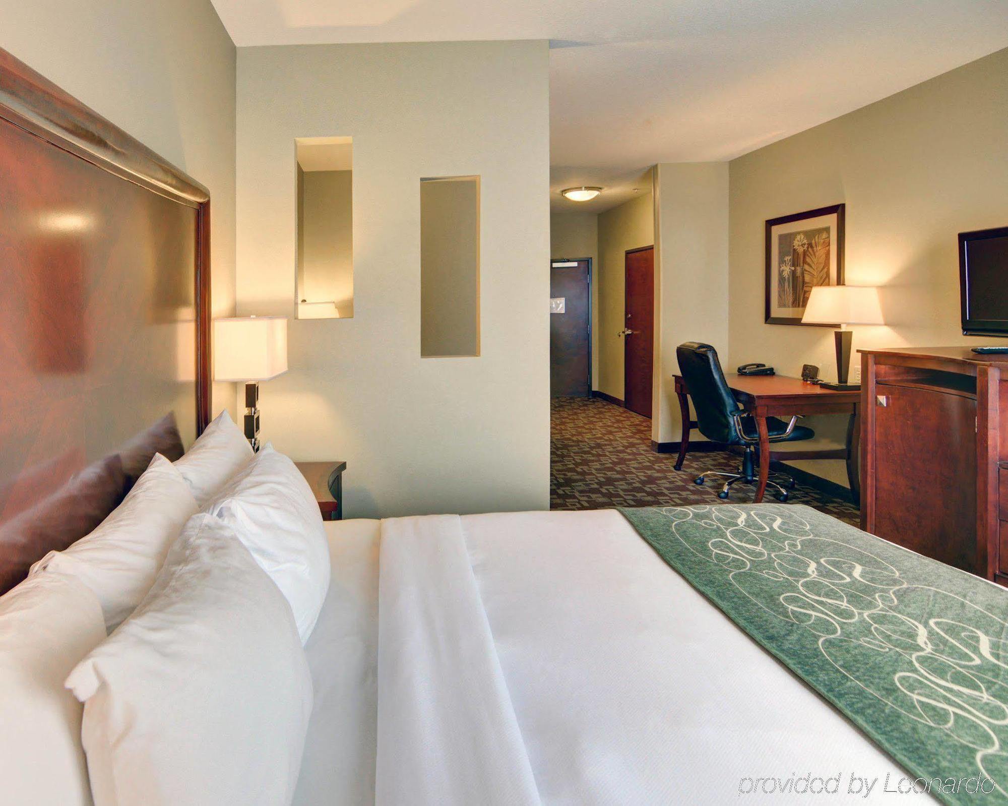 Comfort Suites Near Northeast Mall Норт-Річленд-Гіллс Екстер'єр фото